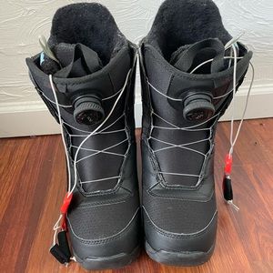 Burton women’s snowboard mint boa boots